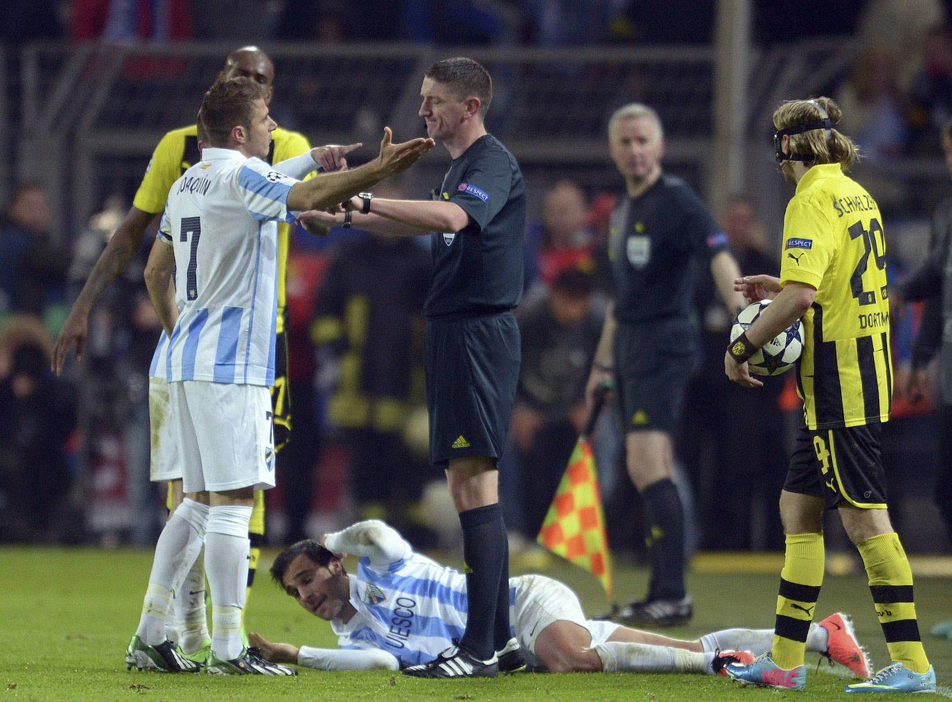 La injusta eliminación del Málaga en la Champions en el campo del Dortmund cumple hoy siete años con las mismas dudas que el primer día. Revive aquel momento foto a foto.