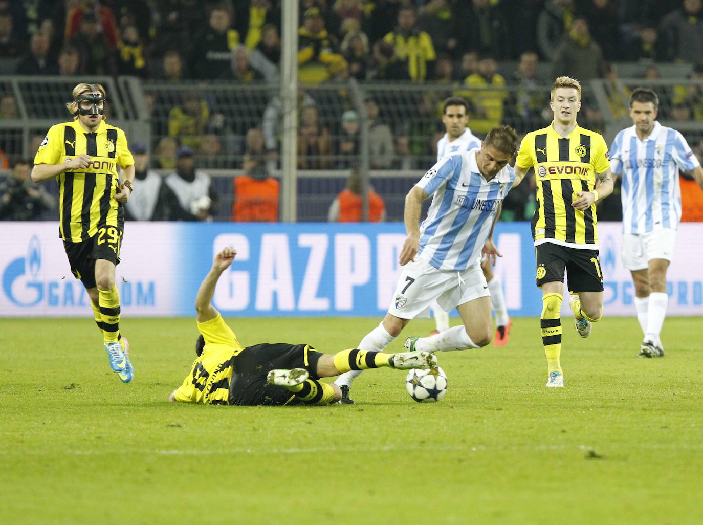 La injusta eliminación del Málaga en la Champions en el campo del Dortmund cumple hoy siete años con las mismas dudas que el primer día. Revive aquel momento foto a foto.