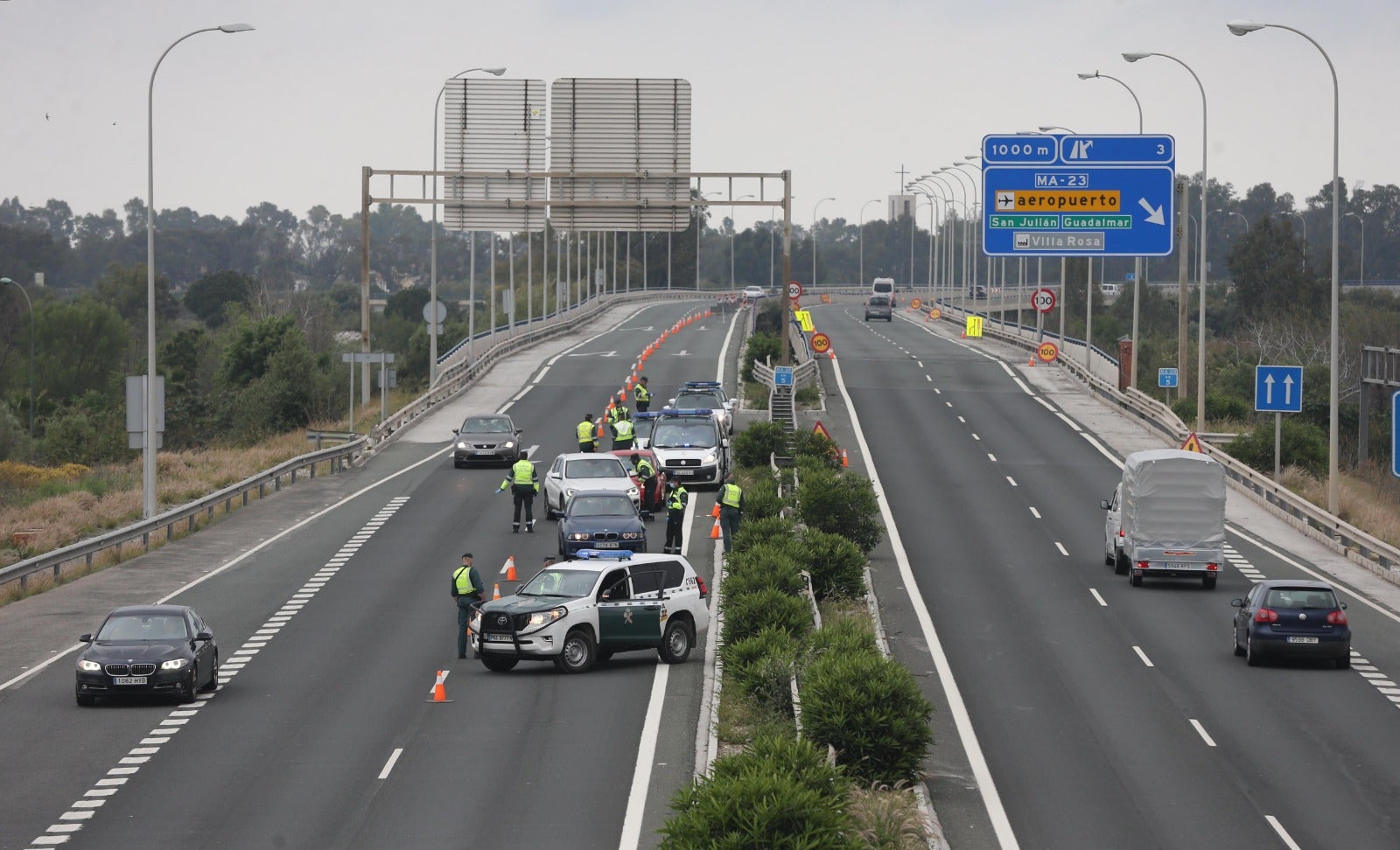 El estado de alarma deja estampas inéditas. Controles en las carreteras malagueñas.