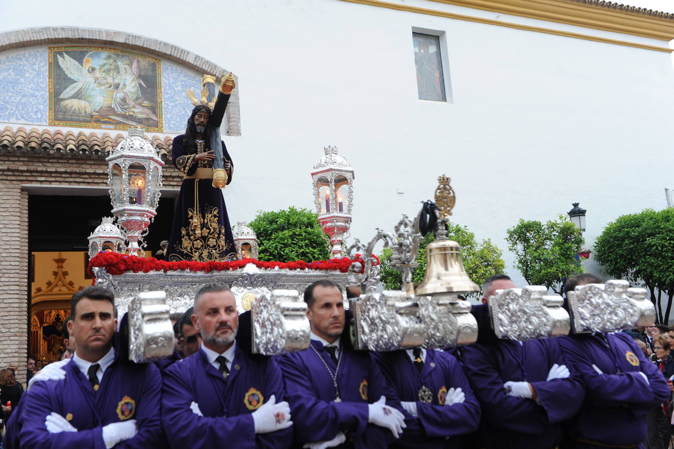 MIÉRCOLES SANTO. Marbella. La Hermandad de Nuestro Padre Jesús Nazareno, María Santísima del Mayor Dolor y Santo Sepulcro no puede salir este martes pero espera con ilusión el año próximo. Sus cofrades tienen previsto solicitar al Obispado sendas procesiones extraordinarias en otoño por el 25º aniversario de la bendición de la Virgen, y los 75 años de la llegada del Nazareno a Marbella. 