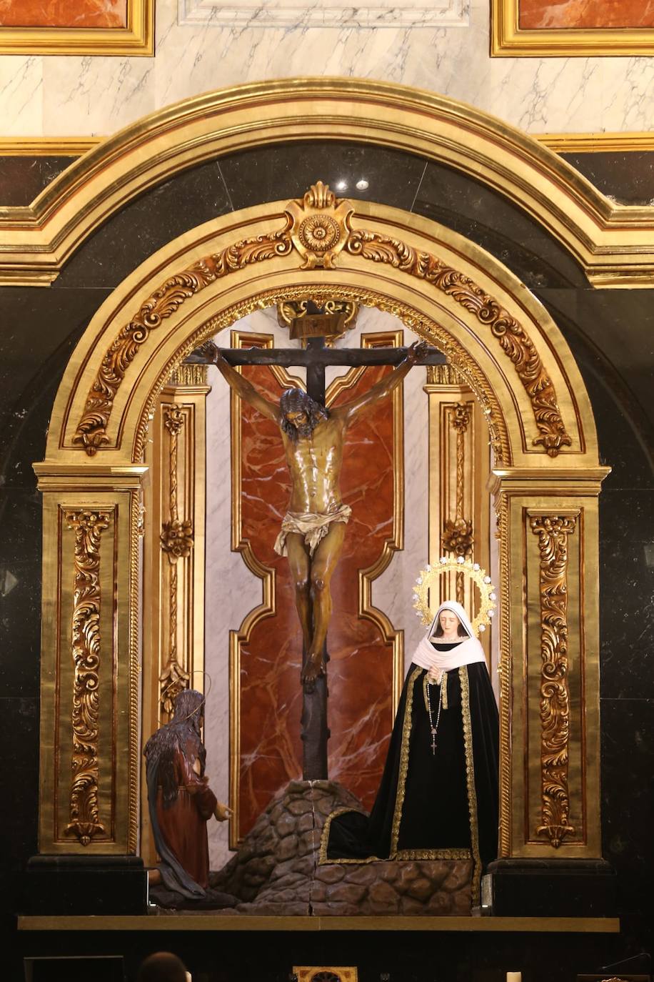 El silencio y la soledad protagonizan el amancer de este Jueves SAnto en la parroquia de Santo Domingo. 