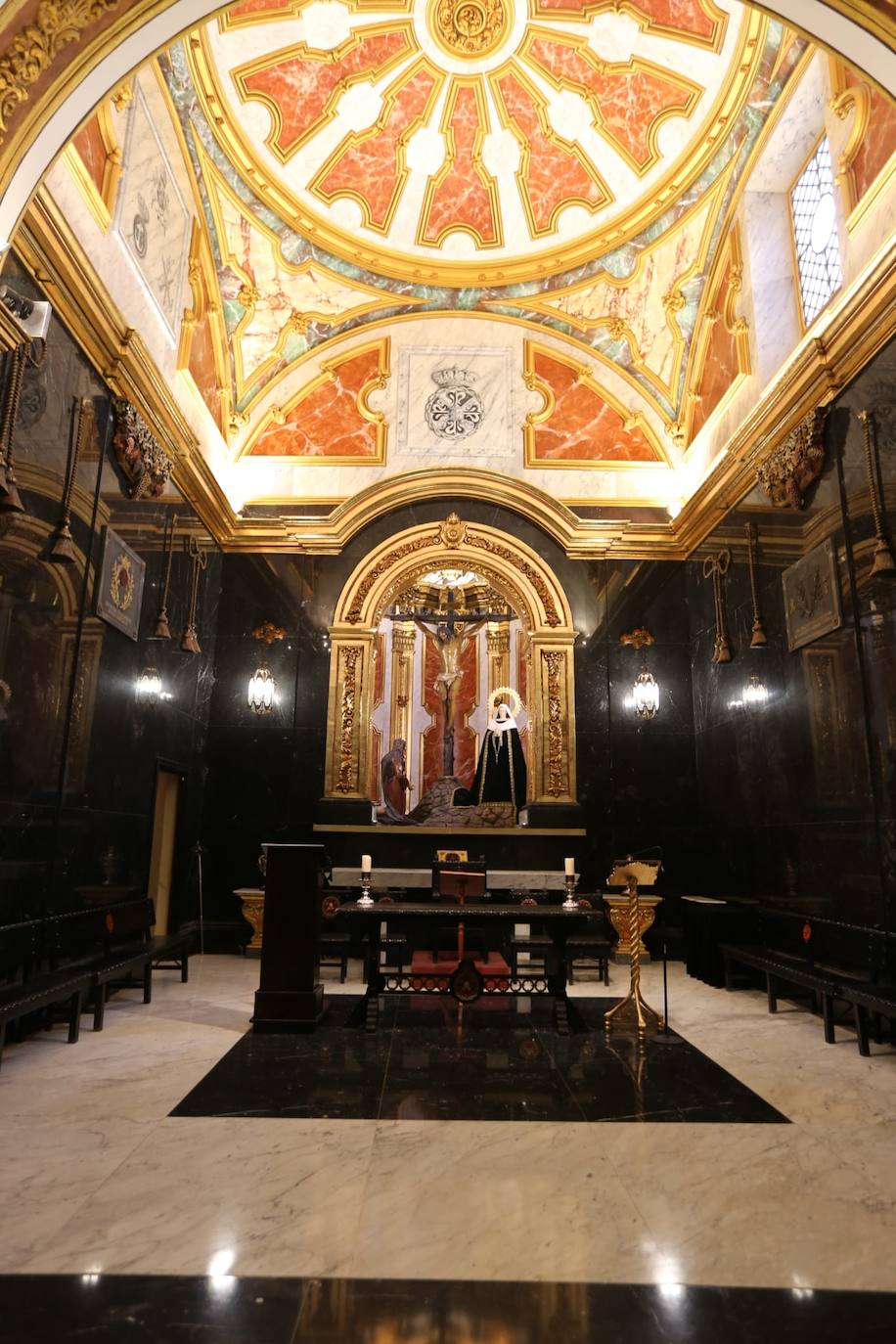 El silencio y la soledad protagonizan el amancer de este Jueves SAnto en la parroquia de Santo Domingo. 