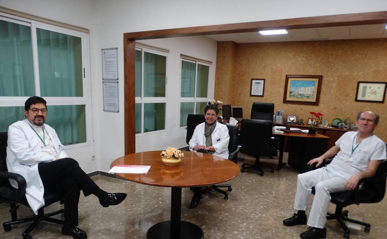 El cura Pepe en la entrega de las donaciones al Hospital. 