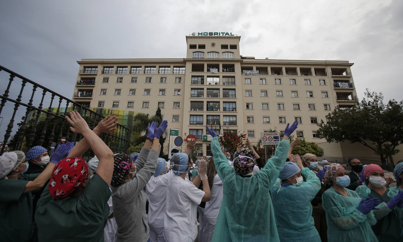 Aplausos en el Hospital Regional de Málaga este Jueves Santo