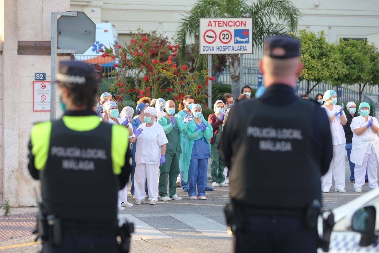 Sanitarios recibiendo aplausos por su labor