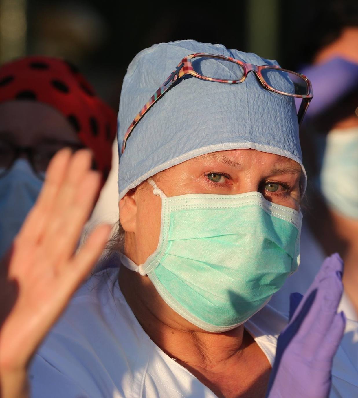 Sanitarios recibiendo aplausos por su labor