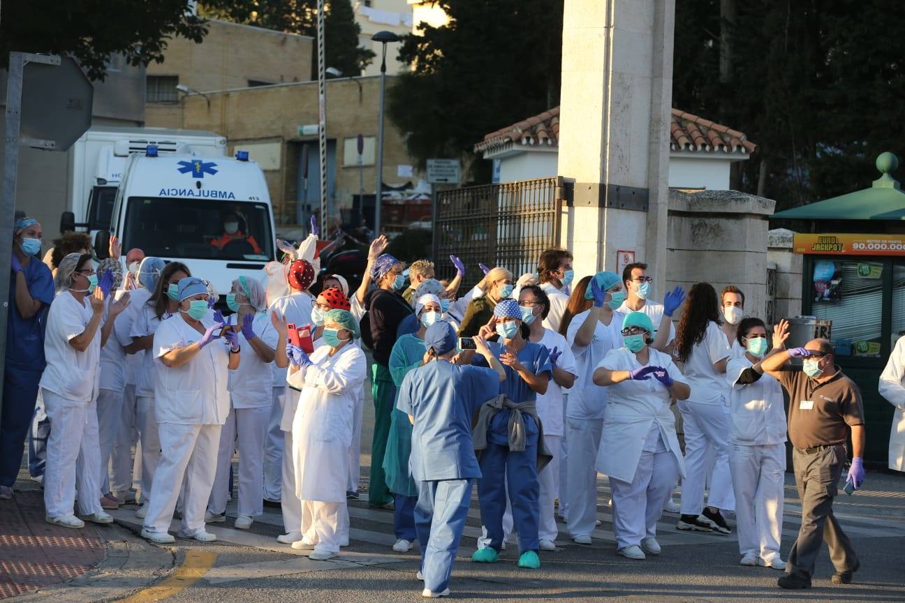 Sanitarios recibiendo aplausos por su labor