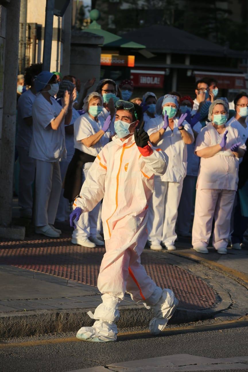 Sanitarios recibiendo aplausos por su labor