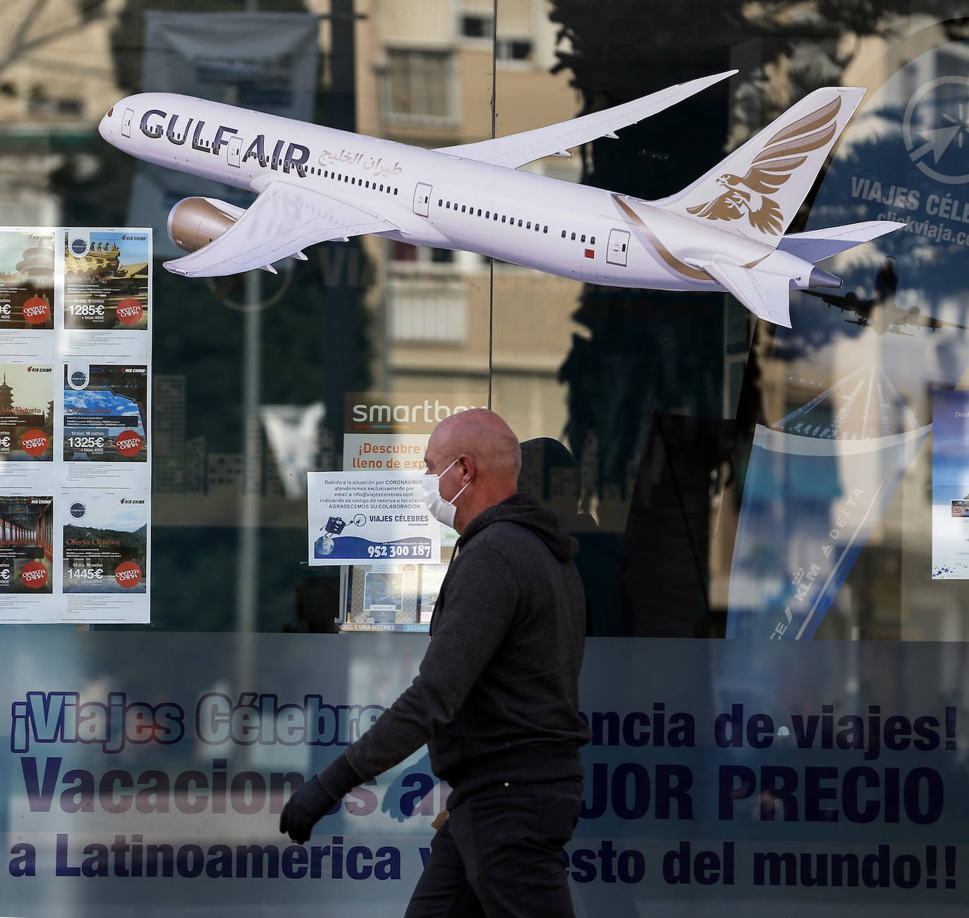 Agencias de viajes cerradas en una Málaga vaciada.