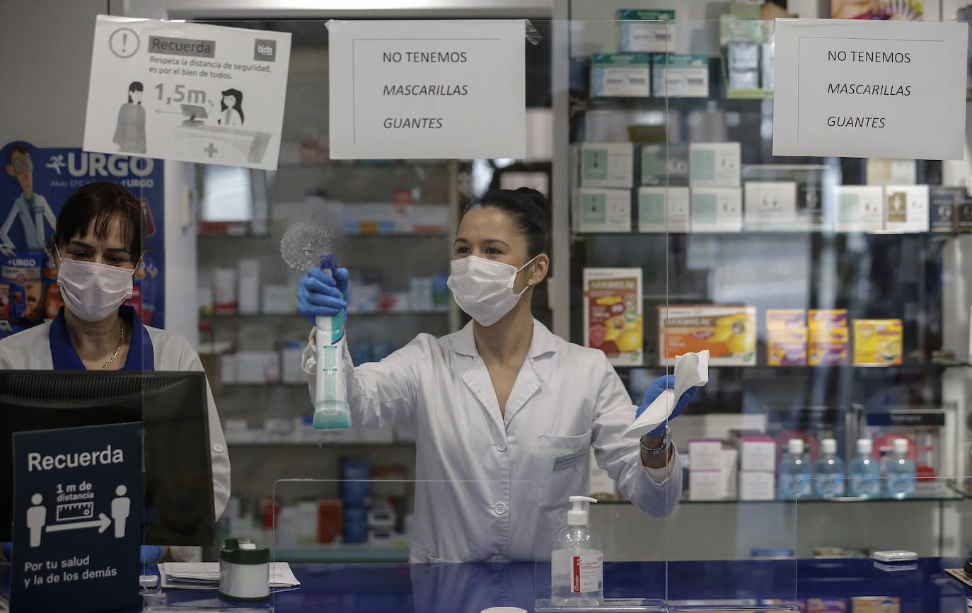 Las farmacias extreman las medidas de higiene y protección.