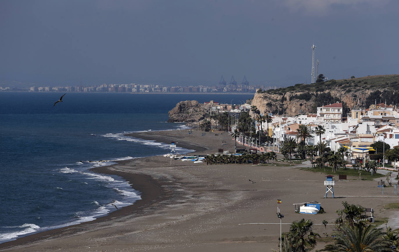 Playas completamente vacías en una imagen que en la recta final de otra Semana Santa en Málaga sería totalmente inusual. En la foto la Cala del Moral.