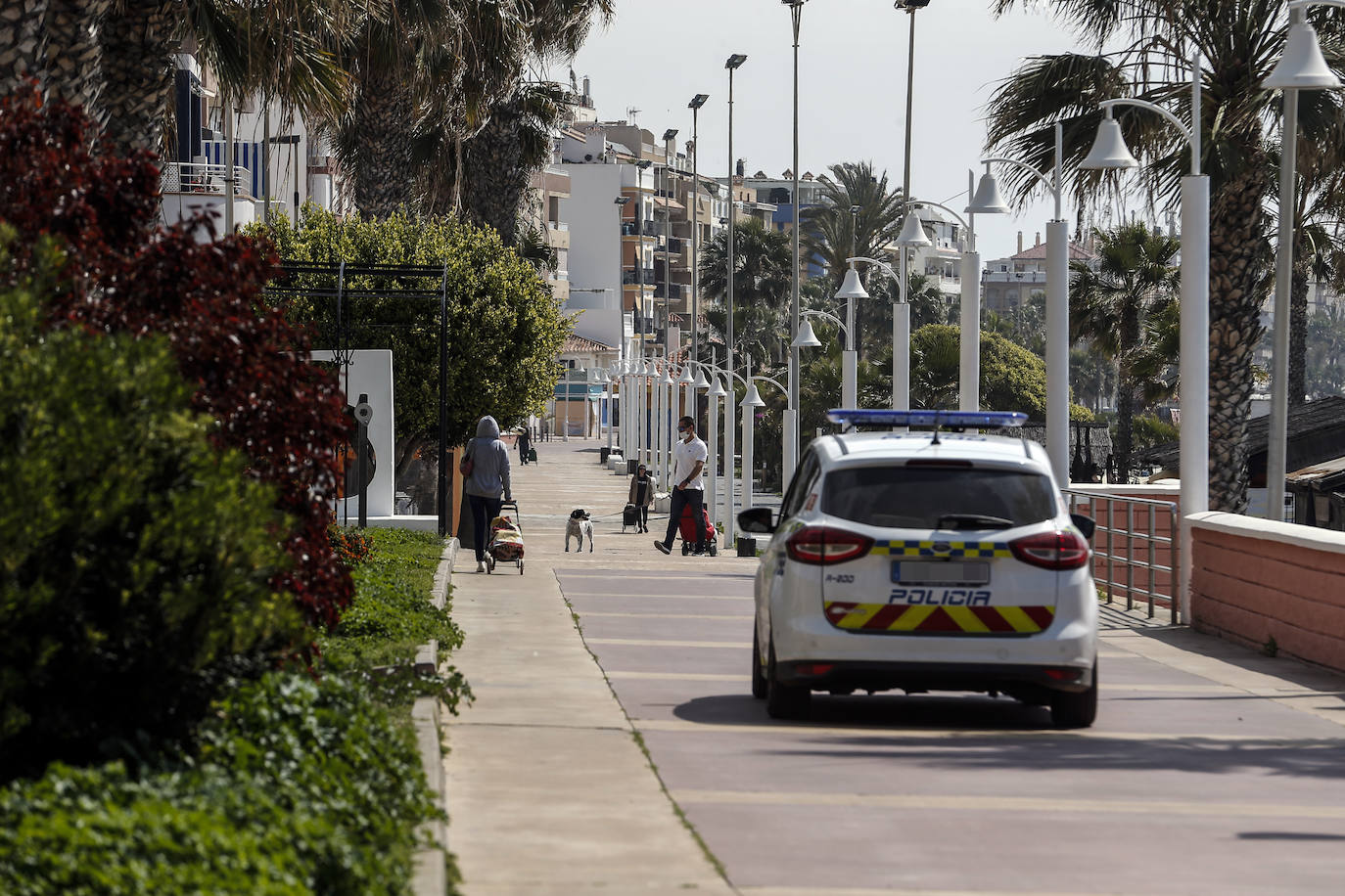 Playas completamente vacías en una imagen que en la recta final de otra Semana Santa en Málaga sería totalmente inusual. En la foto, paseo marítimo de Rincón de la Victoria.