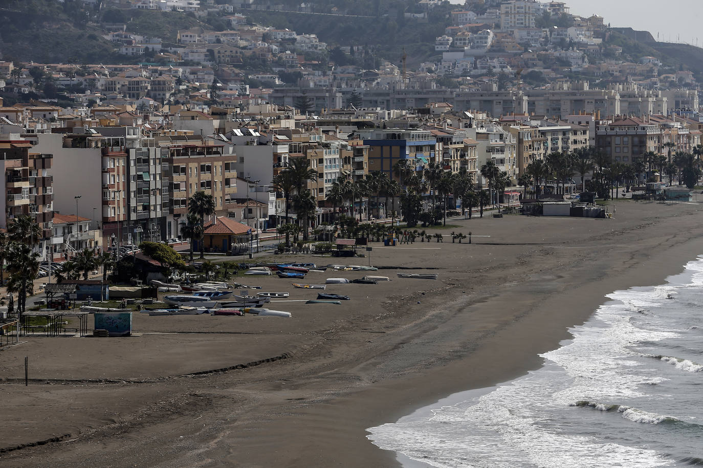 Playas completamente vacías en una imagen que en la recta final de otra Semana Santa en Málaga sería totalmente inusual. En la foto, Rincón de la Victoria.