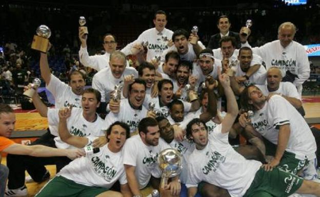 La plantilla del Unicaja celebra el título de Liga en la pista del Baskonia. 