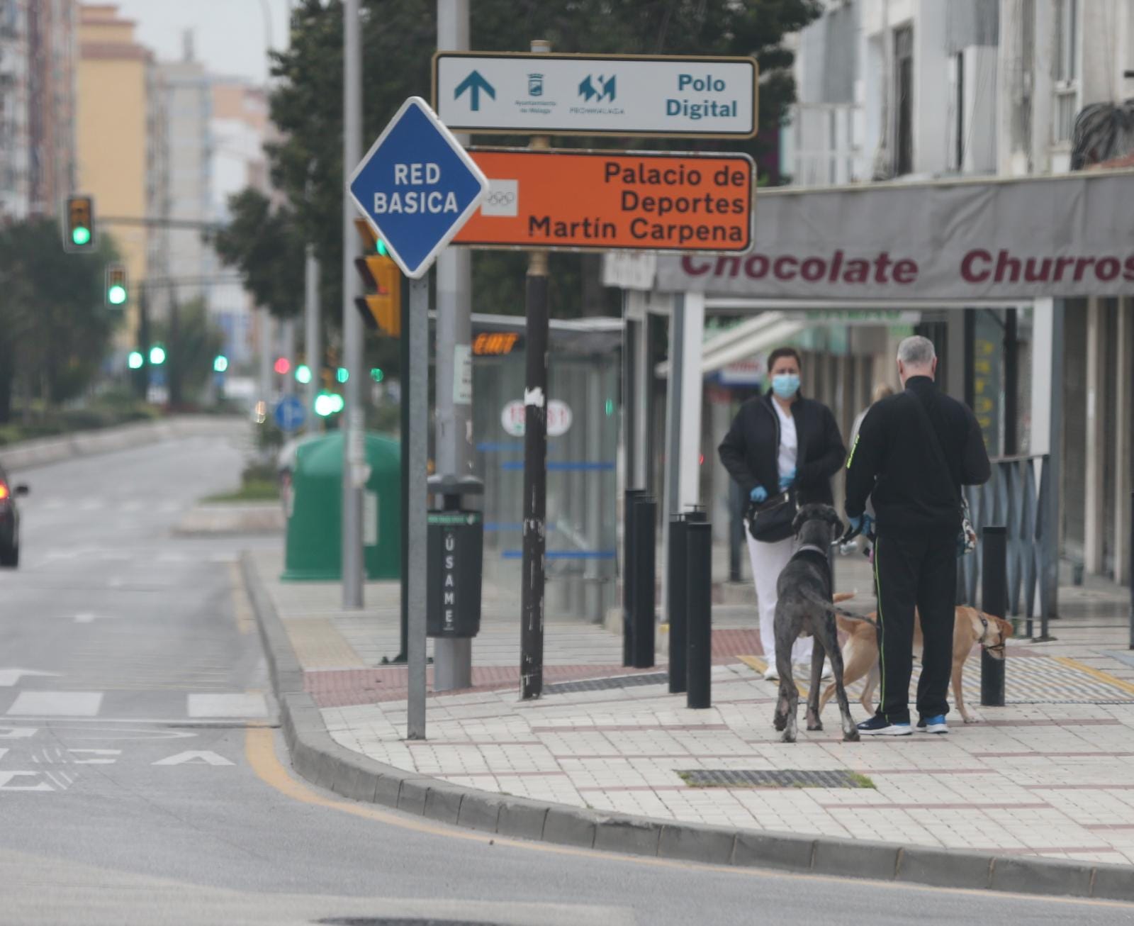 El estado de alarma deja estampas inéditas. Protección Civil comienza en Málaga el reparto de mascarillas a los trabajadores en los transportes públicos.