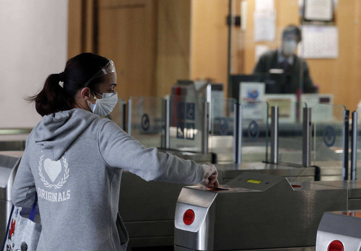 El estado de alarma deja estampas inéditas. Protección Civil comienza en Málaga el reparto de mascarillas a los trabajadores en los transportes públicos.