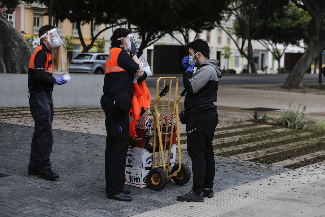 El estado de alarma deja estampas inéditas. Protección Civil comienza en Málaga el reparto de mascarillas a los trabajadores en los transportes públicos.