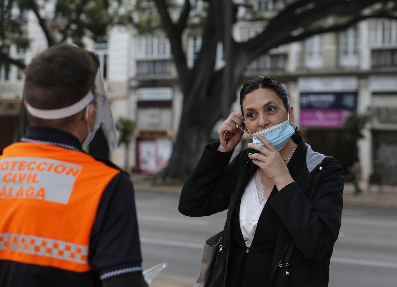 El estado de alarma deja estampas inéditas. Protección Civil comienza en Málaga el reparto de mascarillas a los trabajadores en los transportes públicos.