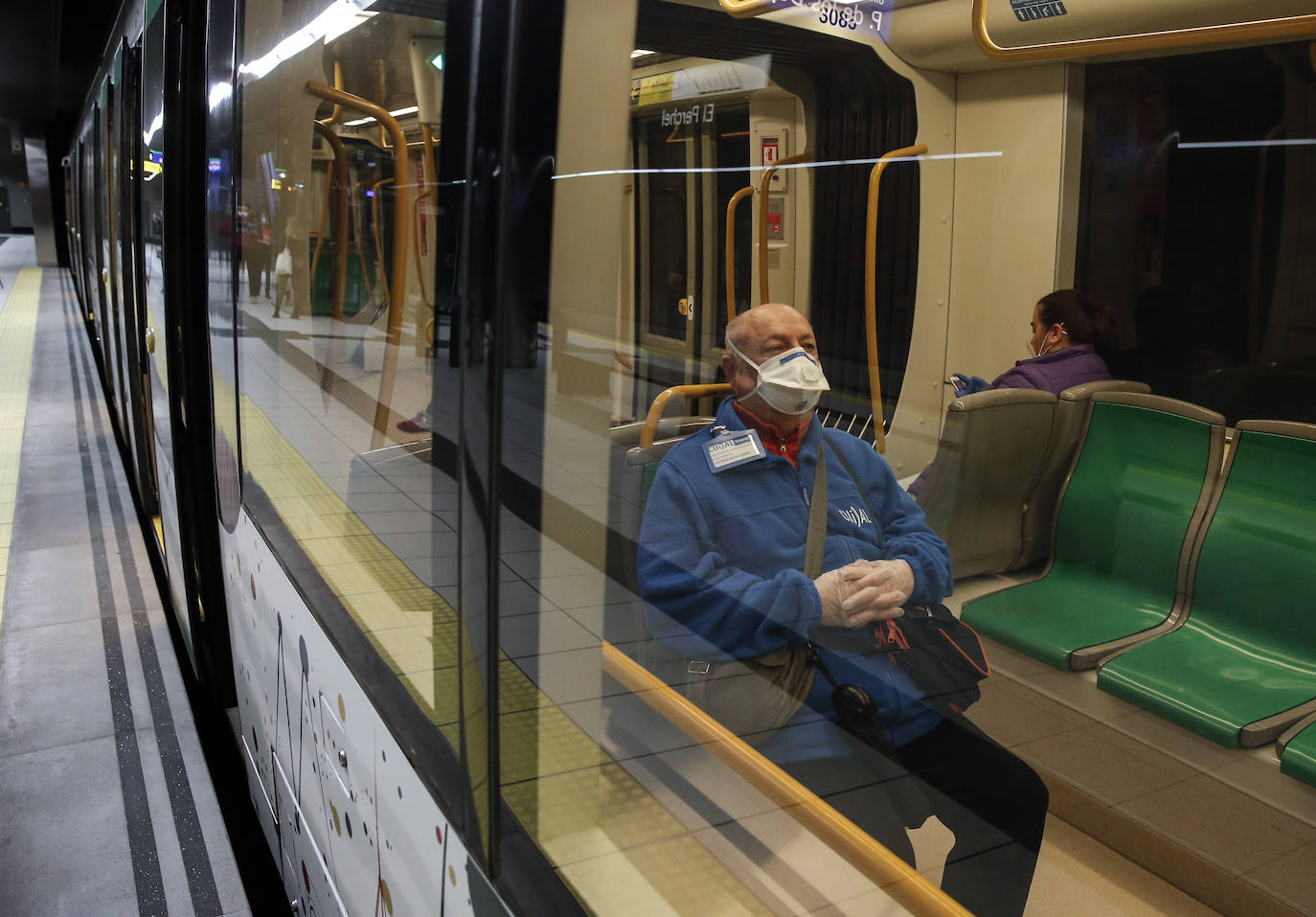 Protección Civil comienza en Málaga el reparto de mascarillas a los trabajadores en los transportes públicos.