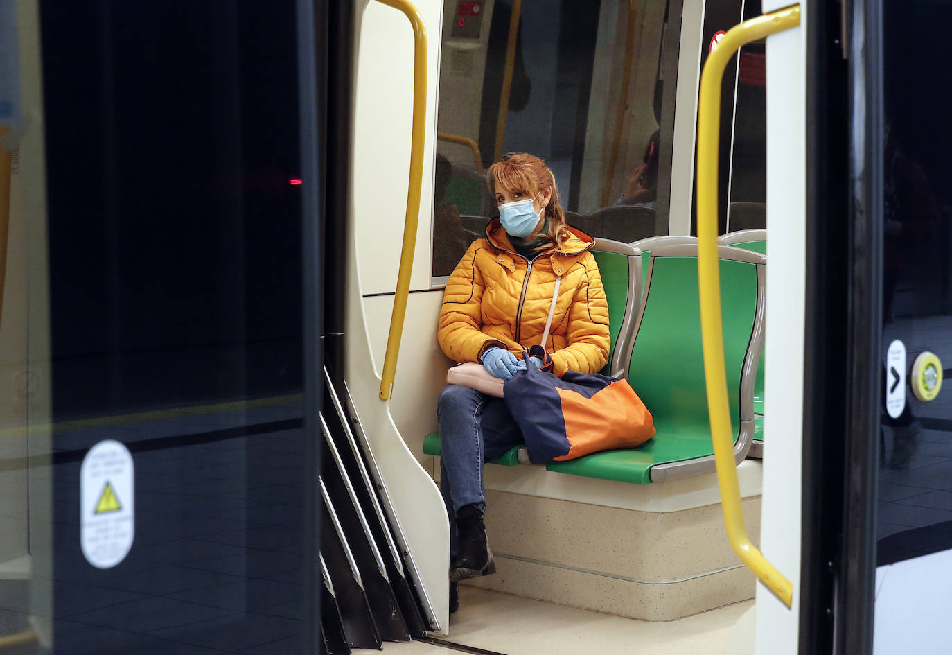 Protección Civil comienza en Málaga el reparto de mascarillas a los trabajadores en los transportes públicos.