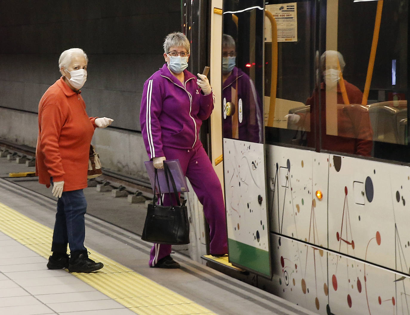 Este lunes se llevó a cabo el reparto de mascarillas entre los usuarios del transporte público.