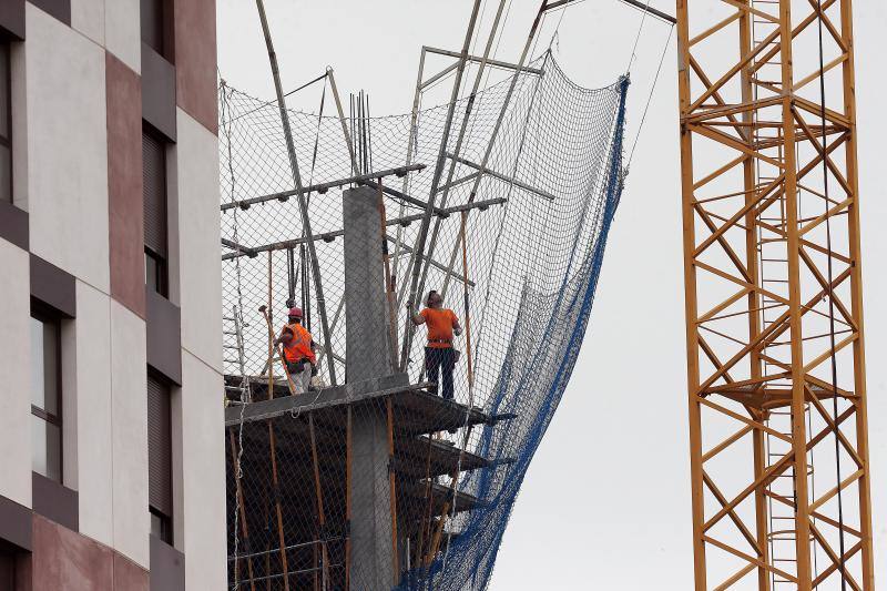 Los más de 50.000 trabajadores malagueños de la construcción vuelven al tajo con medidas reforzadas de prevención