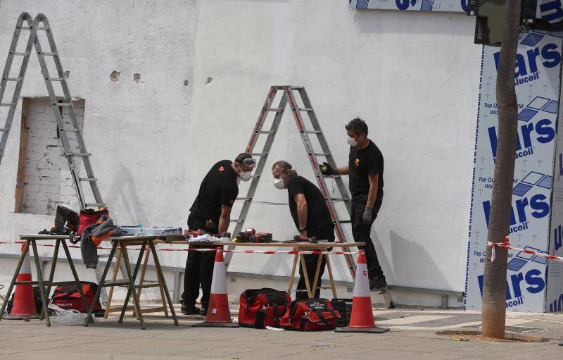 El estado de alarma deja estampas inéditas. Protección Civil comienza en Málaga el reparto de mascarillas a los trabajadores en los transportes públicos.