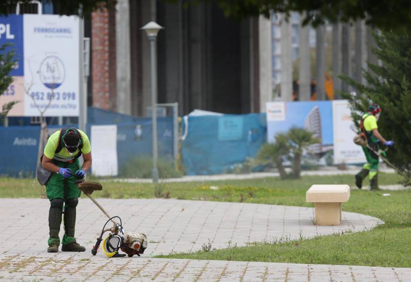 Los más de 50.000 trabajadores malagueños de la construcción vuelven al tajo con medidas reforzadas de prevención.Se han vuelto a poner en marcha otros servicios como la jardinería