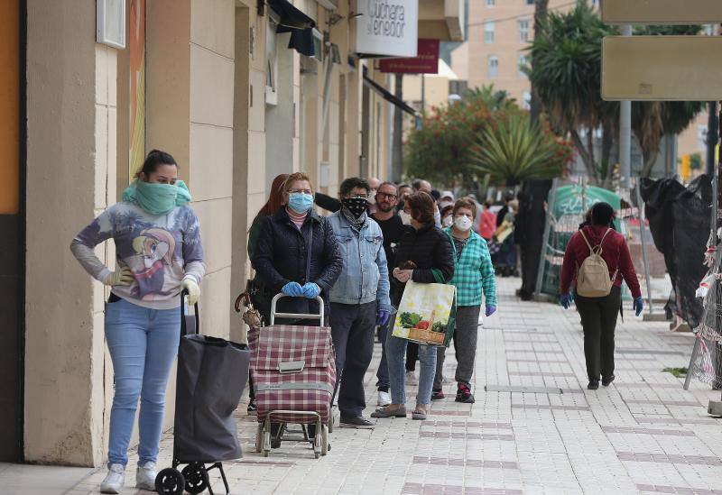 El estado de alarma deja estampas inéditas. Malagueños hacen cola para hacer la compra