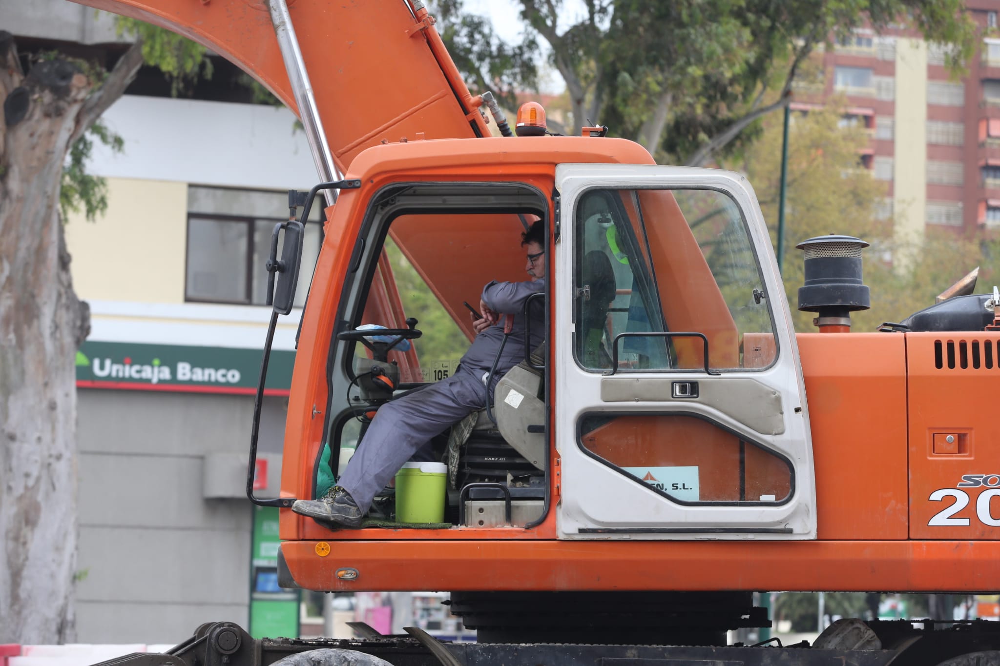 La construcción vuelve a arrancar motores hoy en la provincia de Málaga con sus más de 50.000 trabajadores después de casi dos semanas de parón forzado por el coronavirus. En la imagen, obras del metro.