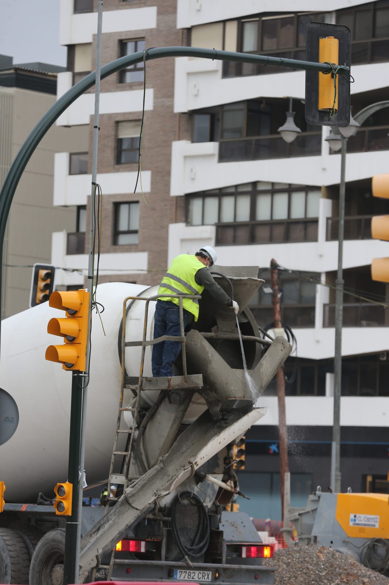 La construcción vuelve a arrancar motores hoy en la provincia de Málaga con sus más de 50.000 trabajadores después de casi dos semanas de parón forzado por el coronavirus. En la imagen, obras del metro.