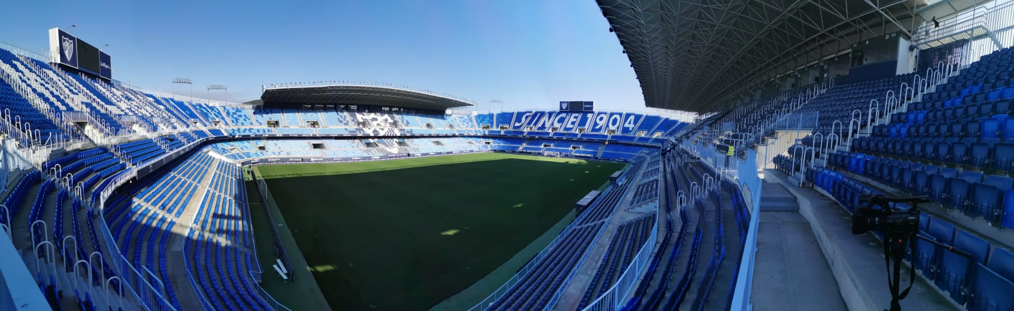 La Rosaleda se encuentra en estado de revista, dispuesta y preparada para que el balón vuelva a rodar cuando se estime oportuno. El terreno de juego se mantiene intacto, en perfectas condiciones, para que el Málaga vuelva a jugar en el momento que sea posible. El campo de Martiricos acumula ya algo más de un mes sin fútbol tras la suspensión de las competiciones en su momento por la crisis del coronavirus.