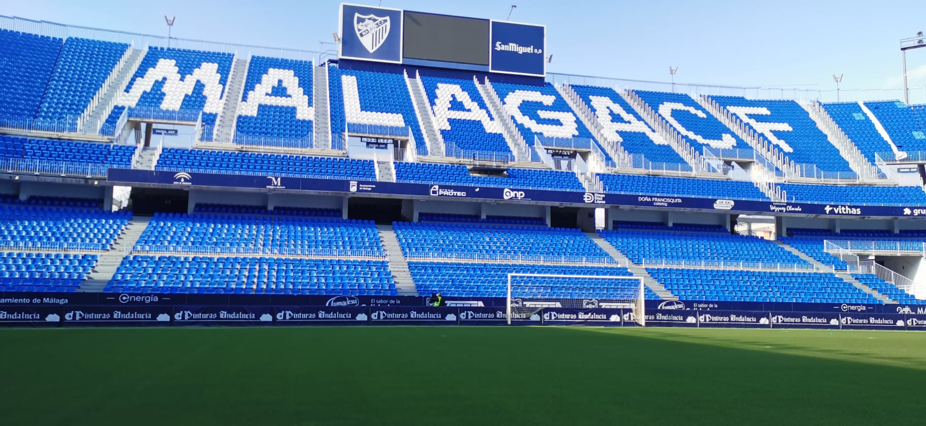 La Rosaleda se encuentra en estado de revista, dispuesta y preparada para que el balón vuelva a rodar cuando se estime oportuno. El terreno de juego se mantiene intacto, en perfectas condiciones, para que el Málaga vuelva a jugar en el momento que sea posible. El campo de Martiricos acumula ya algo más de un mes sin fútbol tras la suspensión de las competiciones en su momento por la crisis del coronavirus.