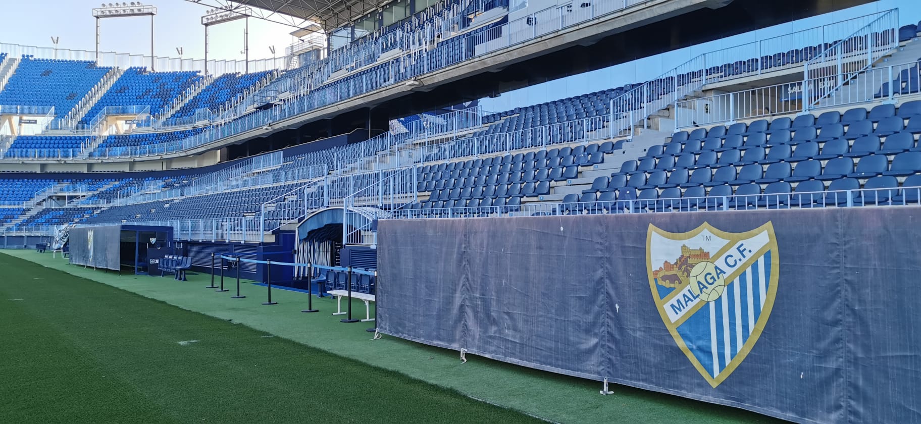 La Rosaleda se encuentra en estado de revista, dispuesta y preparada para que el balón vuelva a rodar cuando se estime oportuno. El terreno de juego se mantiene intacto, en perfectas condiciones, para que el Málaga vuelva a jugar en el momento que sea posible. El campo de Martiricos acumula ya algo más de un mes sin fútbol tras la suspensión de las competiciones en su momento por la crisis del coronavirus.