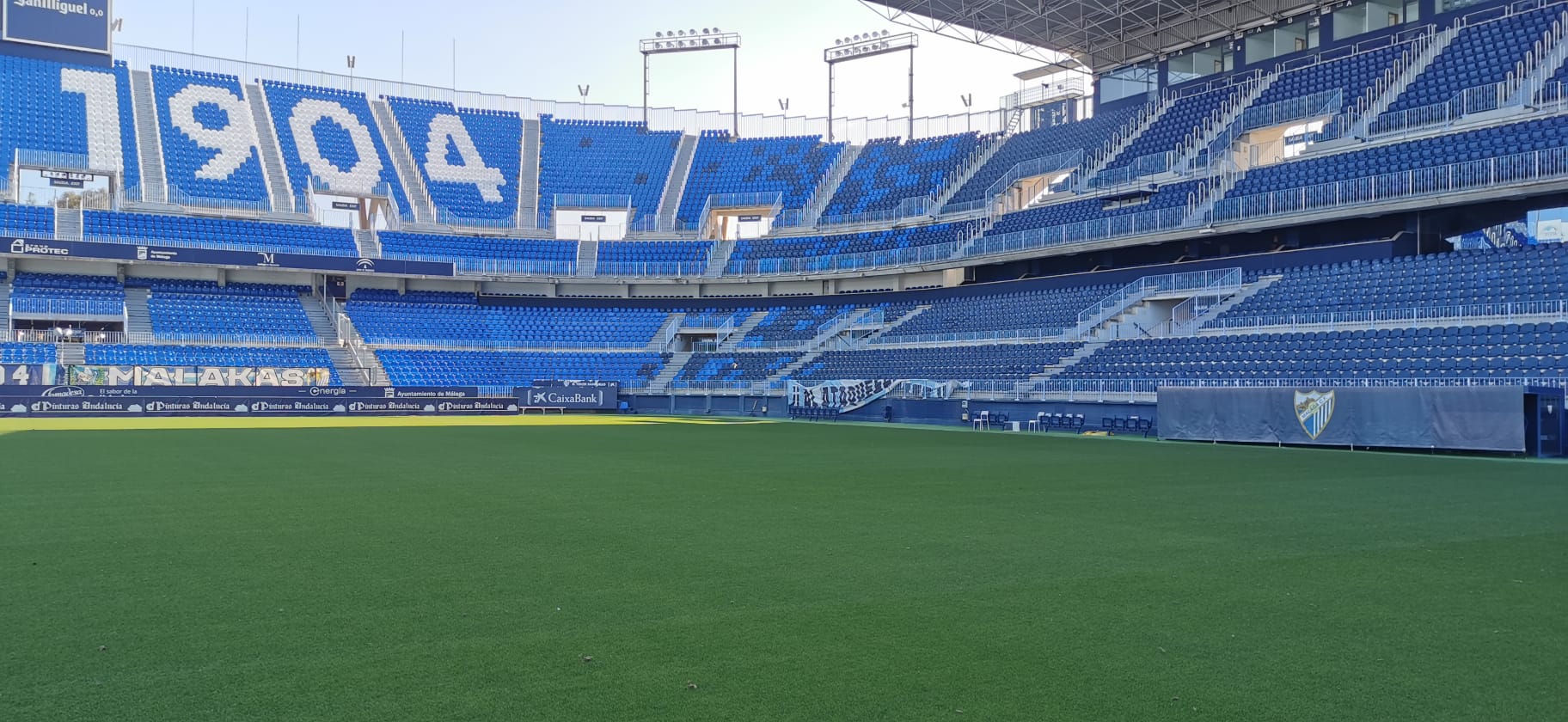 La Rosaleda se encuentra en estado de revista, dispuesta y preparada para que el balón vuelva a rodar cuando se estime oportuno. El terreno de juego se mantiene intacto, en perfectas condiciones, para que el Málaga vuelva a jugar en el momento que sea posible. El campo de Martiricos acumula ya algo más de un mes sin fútbol tras la suspensión de las competiciones en su momento por la crisis del coronavirus.