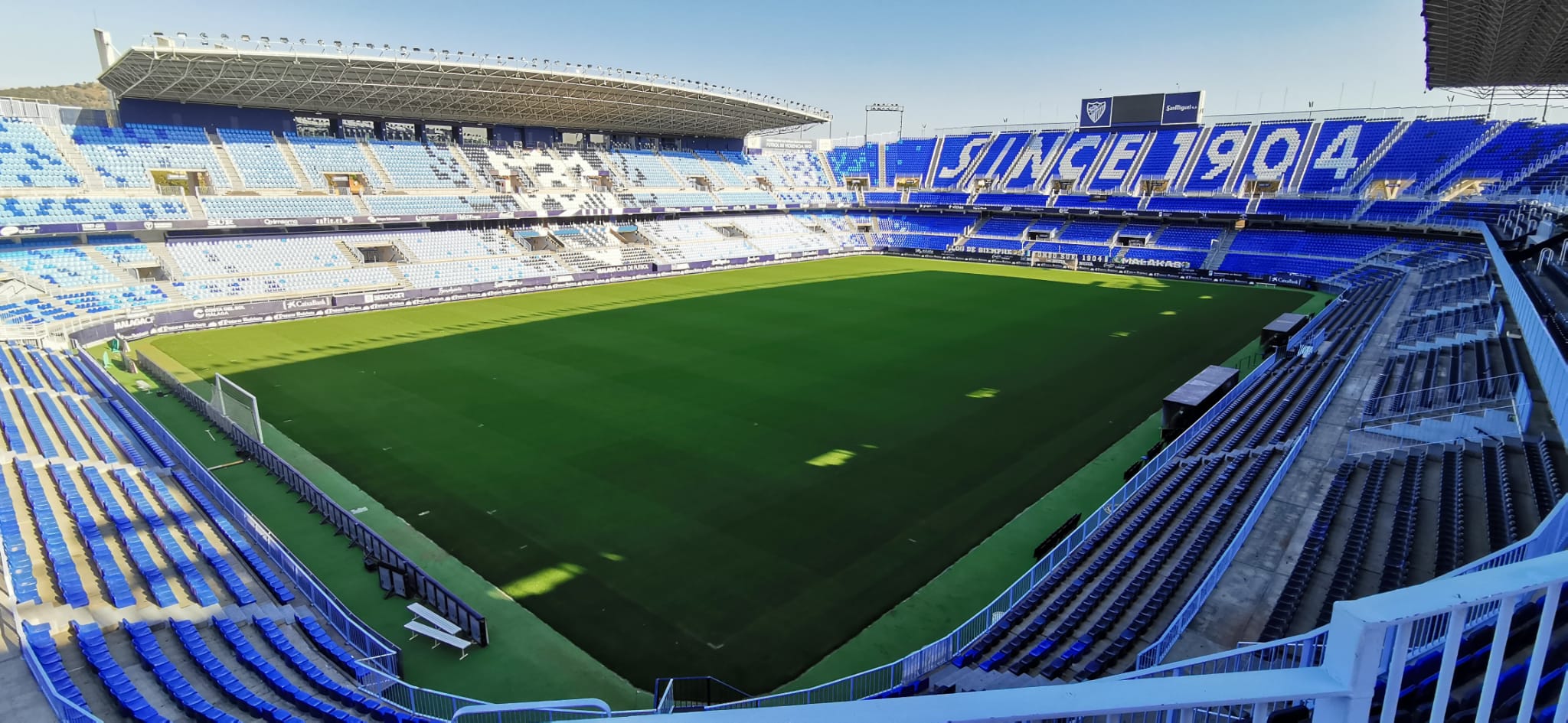 La Rosaleda se encuentra en estado de revista, dispuesta y preparada para que el balón vuelva a rodar cuando se estime oportuno. El terreno de juego se mantiene intacto, en perfectas condiciones, para que el Málaga vuelva a jugar en el momento que sea posible. El campo de Martiricos acumula ya algo más de un mes sin fútbol tras la suspensión de las competiciones en su momento por la crisis del coronavirus.