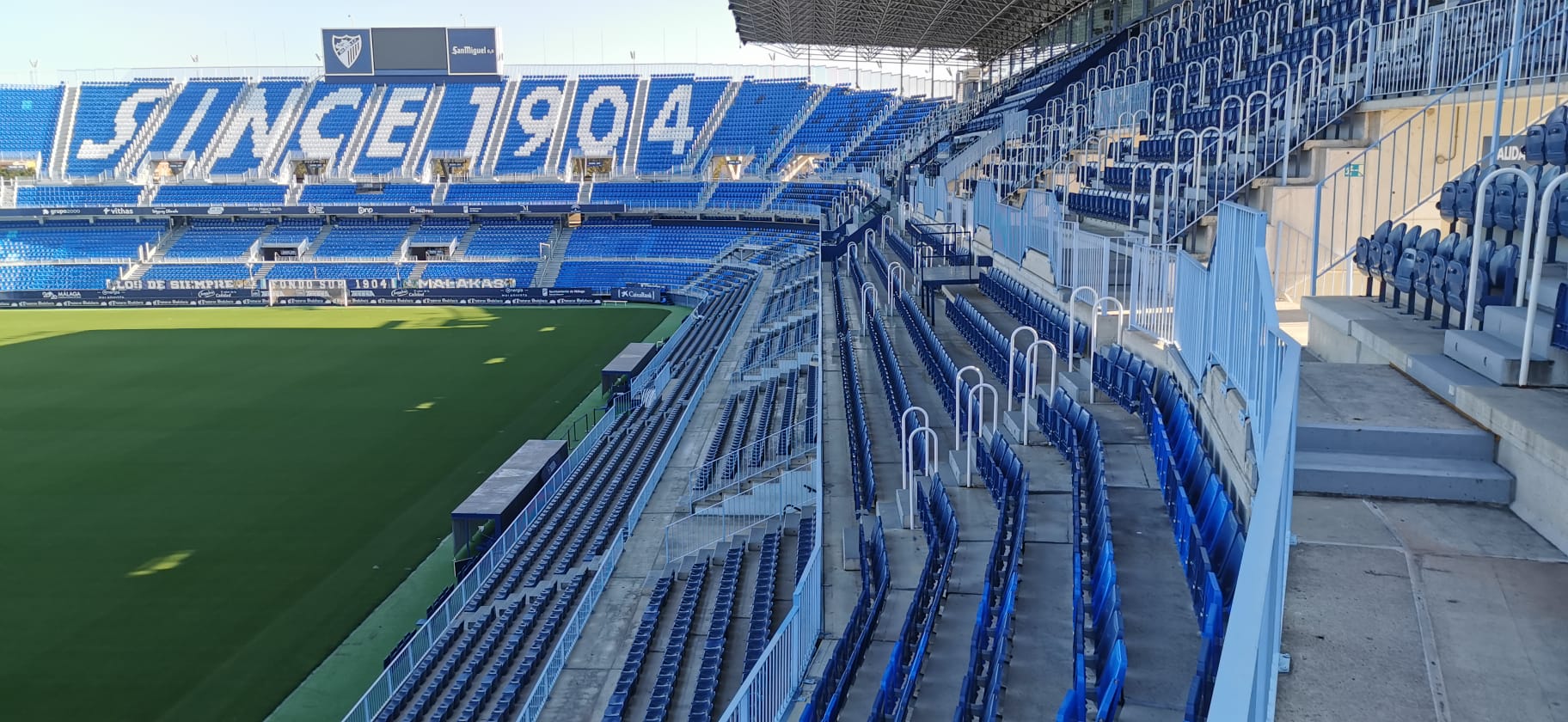 La Rosaleda se encuentra en estado de revista, dispuesta y preparada para que el balón vuelva a rodar cuando se estime oportuno. El terreno de juego se mantiene intacto, en perfectas condiciones, para que el Málaga vuelva a jugar en el momento que sea posible. El campo de Martiricos acumula ya algo más de un mes sin fútbol tras la suspensión de las competiciones en su momento por la crisis del coronavirus.