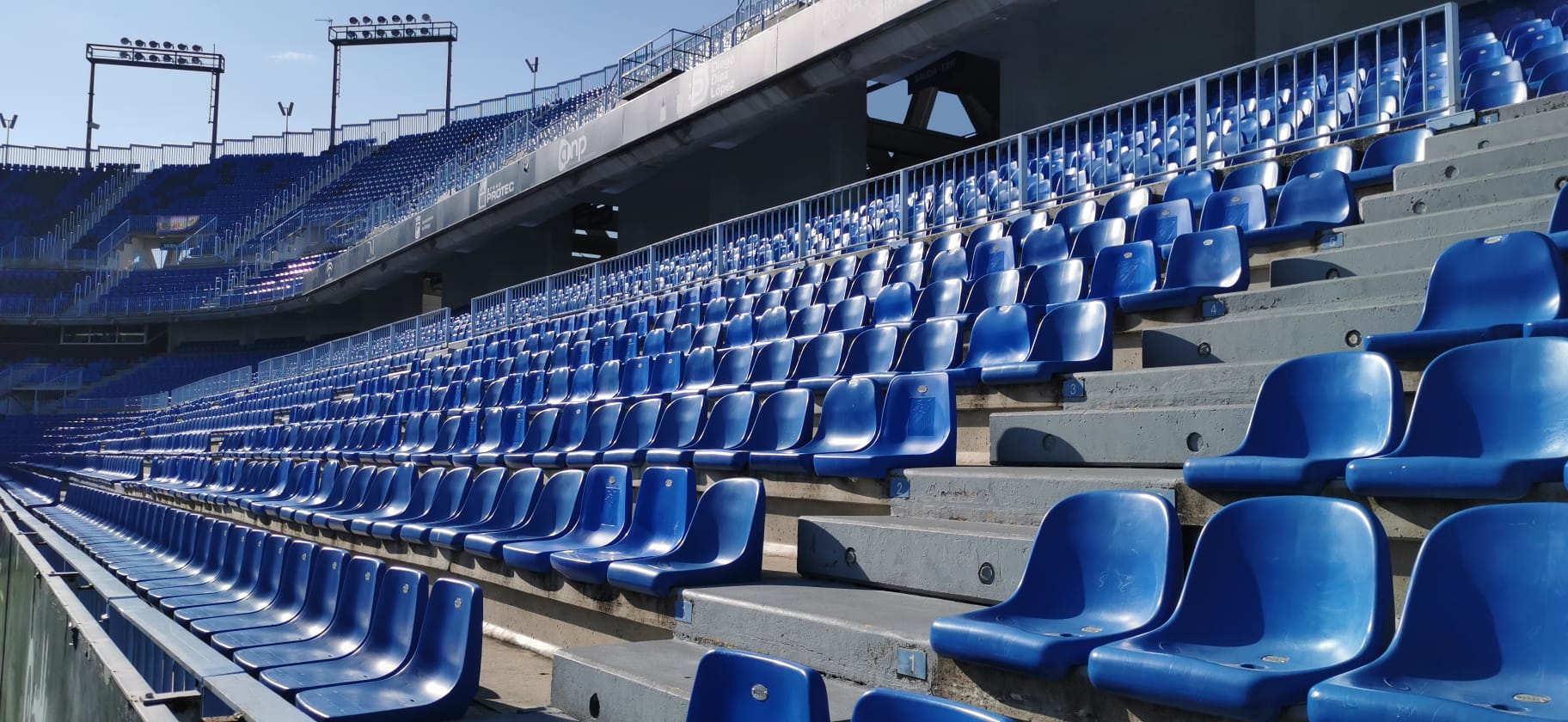 La Rosaleda se encuentra en estado de revista, dispuesta y preparada para que el balón vuelva a rodar cuando se estime oportuno. El terreno de juego se mantiene intacto, en perfectas condiciones, para que el Málaga vuelva a jugar en el momento que sea posible. El campo de Martiricos acumula ya algo más de un mes sin fútbol tras la suspensión de las competiciones en su momento por la crisis del coronavirus.