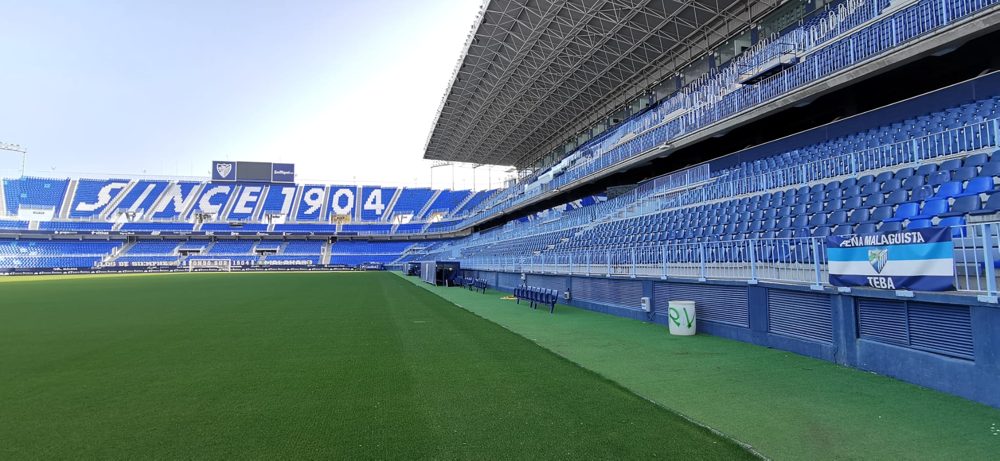 La Rosaleda se encuentra en estado de revista, dispuesta y preparada para que el balón vuelva a rodar cuando se estime oportuno. El terreno de juego se mantiene intacto, en perfectas condiciones, para que el Málaga vuelva a jugar en el momento que sea posible. El campo de Martiricos acumula ya algo más de un mes sin fútbol tras la suspensión de las competiciones en su momento por la crisis del coronavirus.