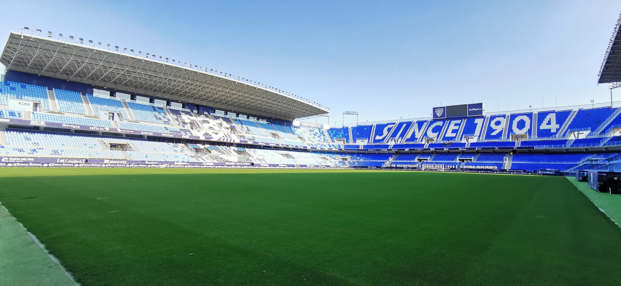 La Rosaleda se encuentra en estado de revista, dispuesta y preparada para que el balón vuelva a rodar cuando se estime oportuno. El terreno de juego se mantiene intacto, en perfectas condiciones, para que el Málaga vuelva a jugar en el momento que sea posible. El campo de Martiricos acumula ya algo más de un mes sin fútbol tras la suspensión de las competiciones en su momento por la crisis del coronavirus.