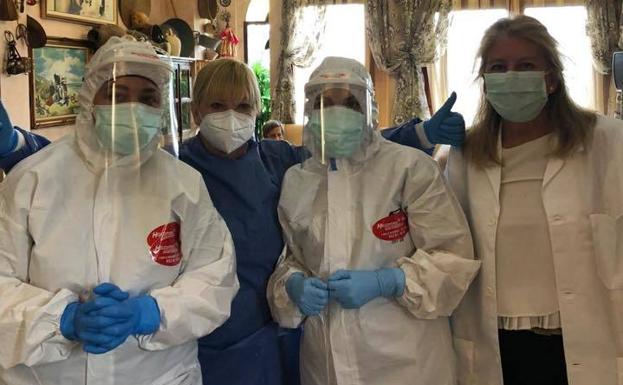 El equipo de Helicópteros Sanitarios junto a la alcaldesa de Marbella Ángeles Muñoz en la Residencia del Carmen. 