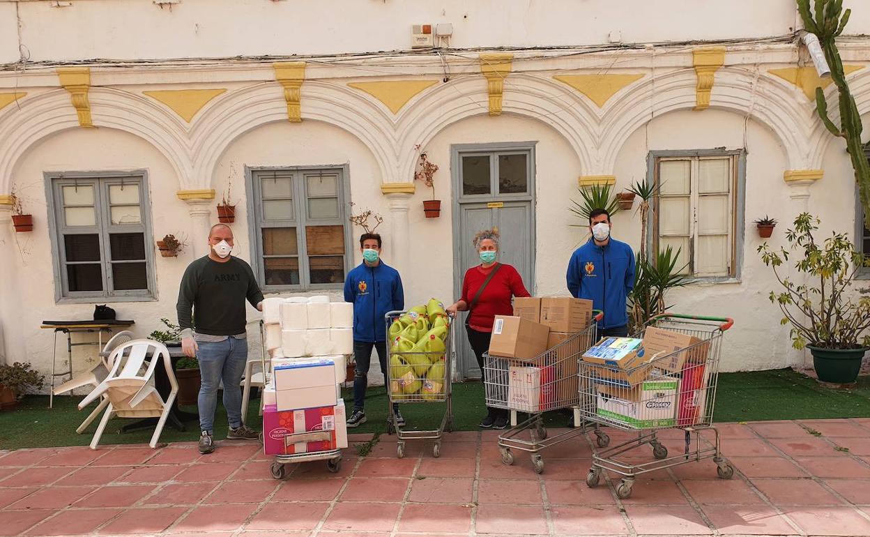 Voluntarios del Prendimiento, durante el reparto. 