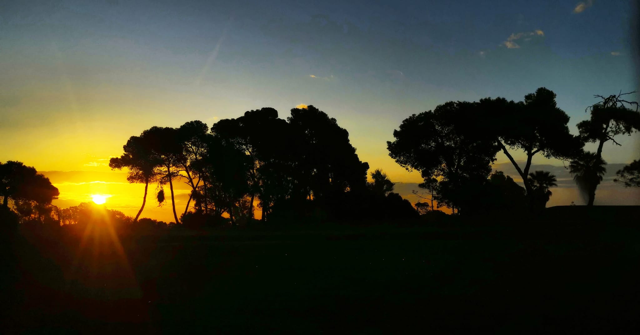 El estado de alarma deja estampas inéditas. Imagen del amanecer en Málaga.