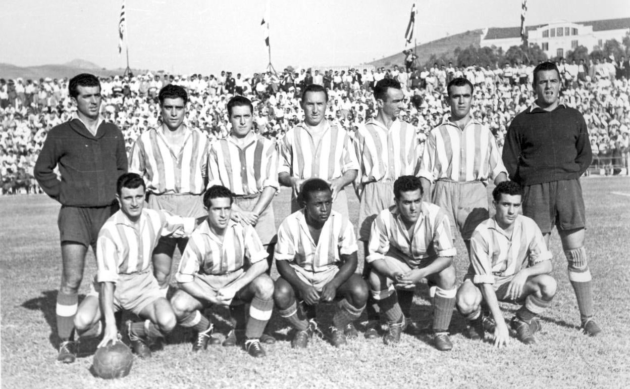 Equipo del Málaga que goleó al Lérida por 9-0. De pie, Bellido (portero suplente), Becerril, Loli, González, Arnau, Maciá y López, y agachados, Azcue, Bazán, Gutiérrez, Torres y Muñiz. 