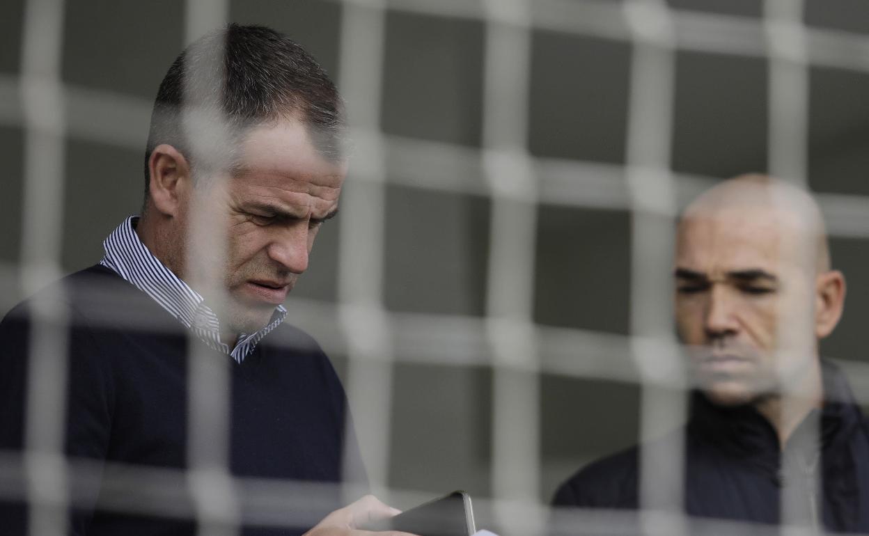 Duda, en un entrenamiento del Málaga hace unos meses junto a Manolo Gaspar.