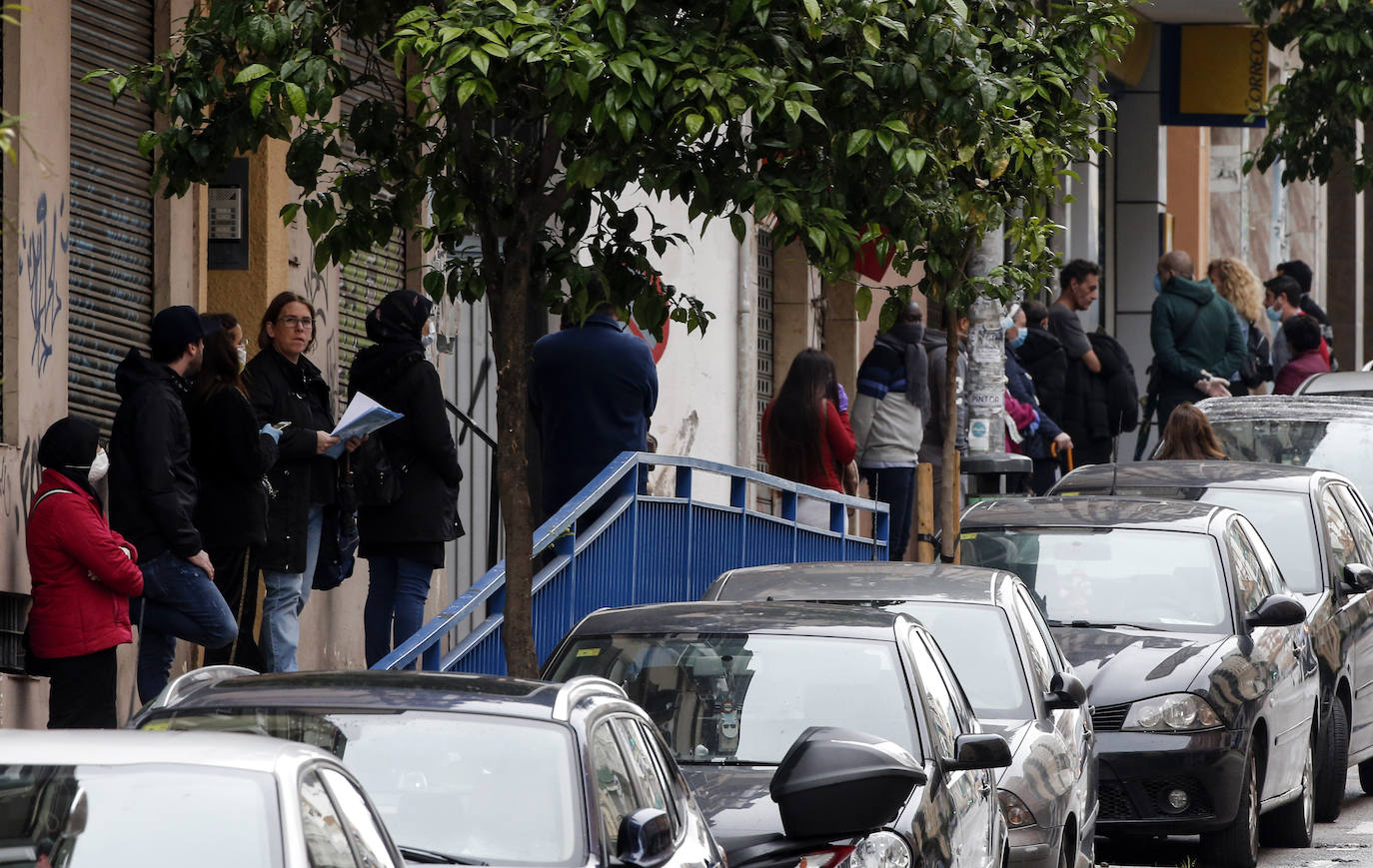 El estado de alarma deja estampas inéditas. Colas en Correos, en Blas de Lezo.