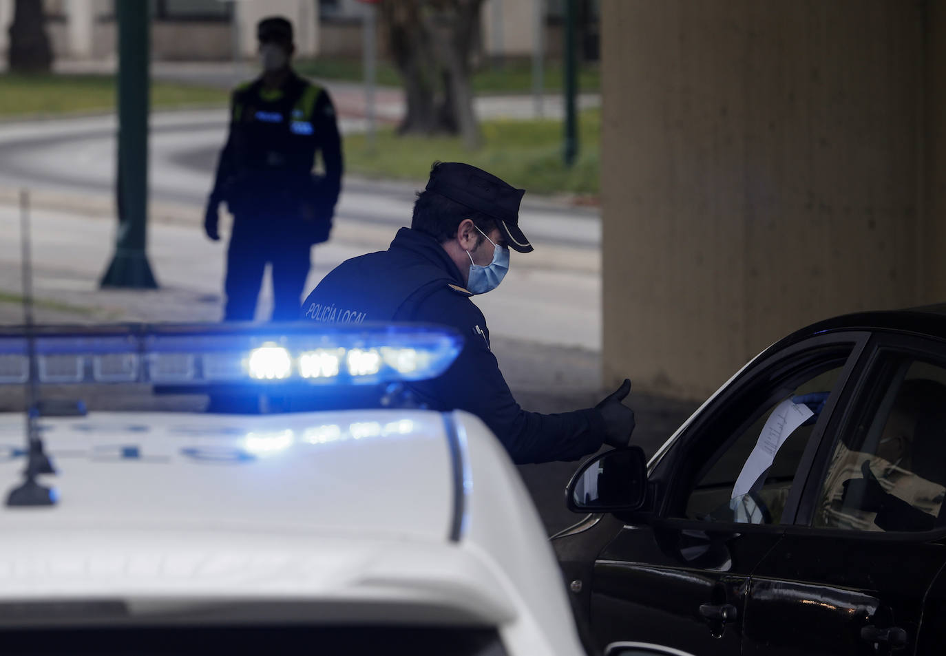 El estado de alarma deja estampas inéditas. Control de la Policía Local de Málaga
