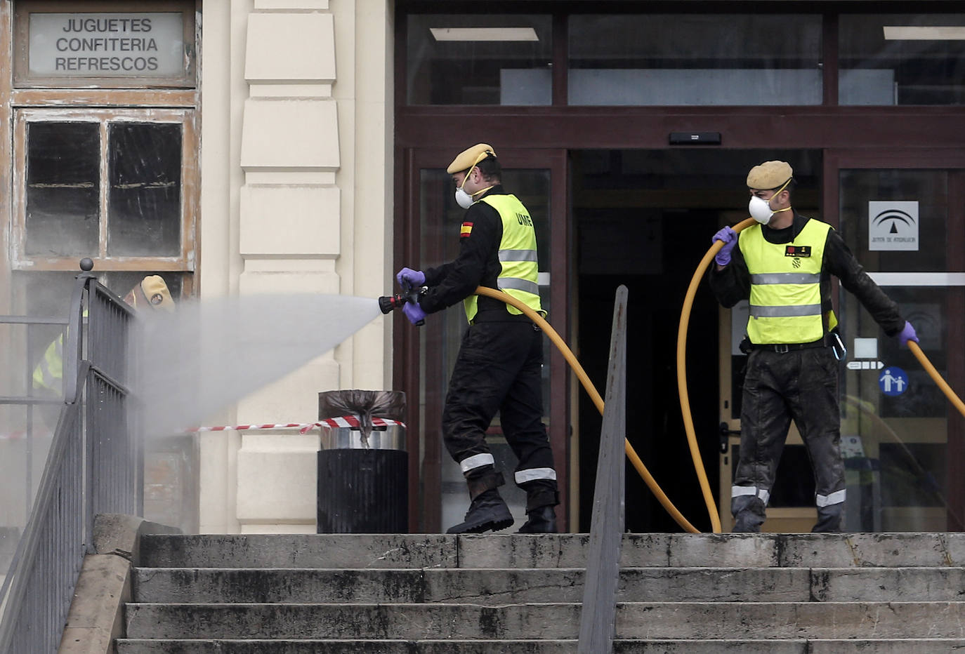 Efectivos de la UME en el Hospital Regional de Málaga.