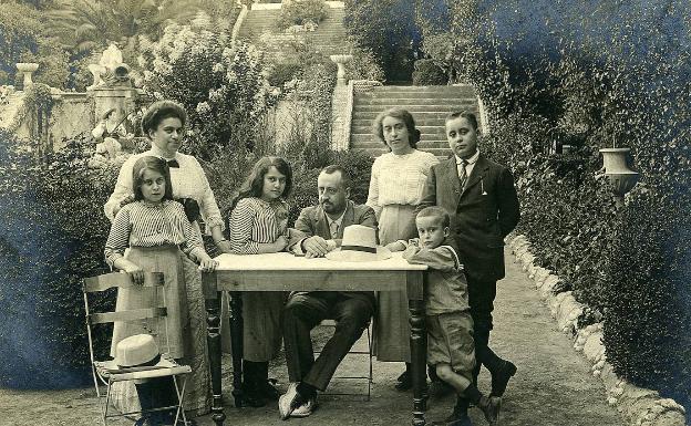 La familia de los duques de Aveyro, en el jardín cortesano de El Retiro, en torno a 1910. 