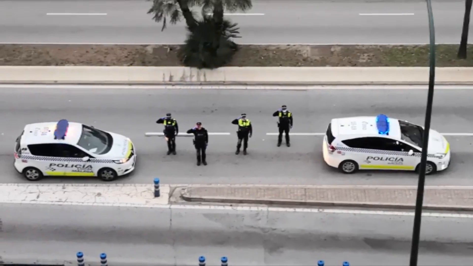 Homenaje a la Policía Local de Málaga al son de su himno por su labor contra el coronavirus